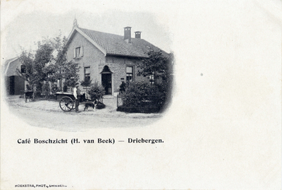 10026 Gezicht op de voor- en rechtergevel van het café Boschzicht te Driebergen, met op de voorgrond een hondenkar.N.B. ...